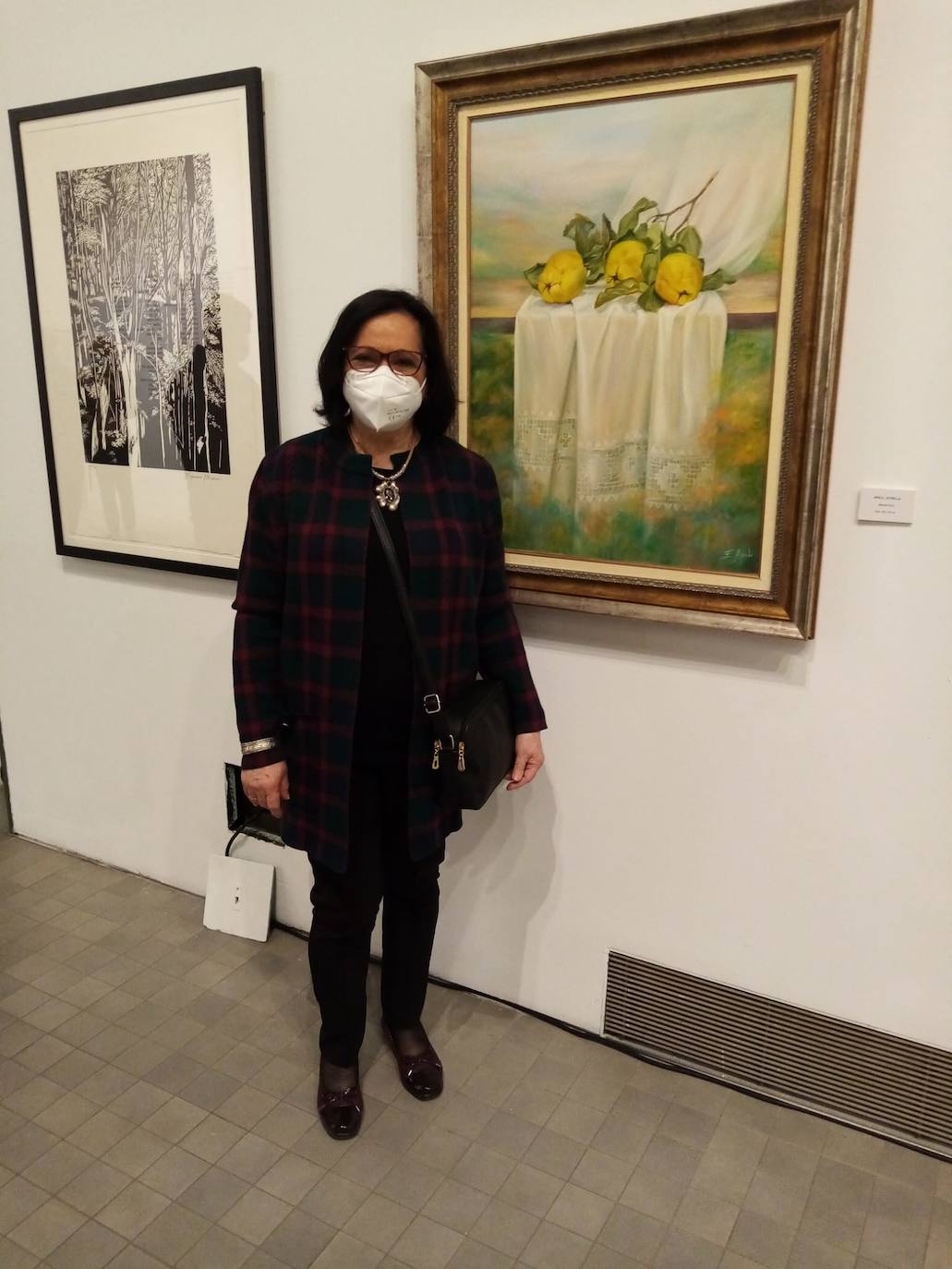 Estrella Apolo junto a su cuadro en la exposición 