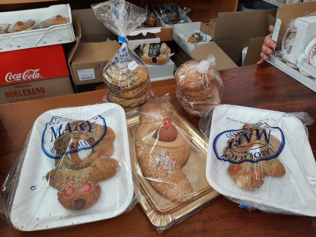 Hornazos y aceitadas en la pastelería de Maribel 