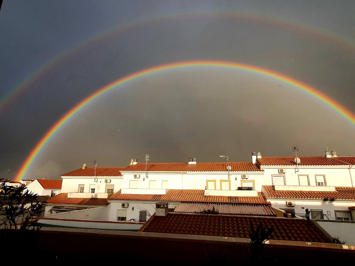 Arco iris sobre el pueblo 