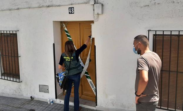 La guardia Civil accede a la vivienda para sacar a los animales 