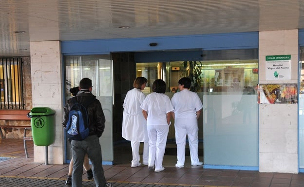 Sanitarios a las puertas de un centro 