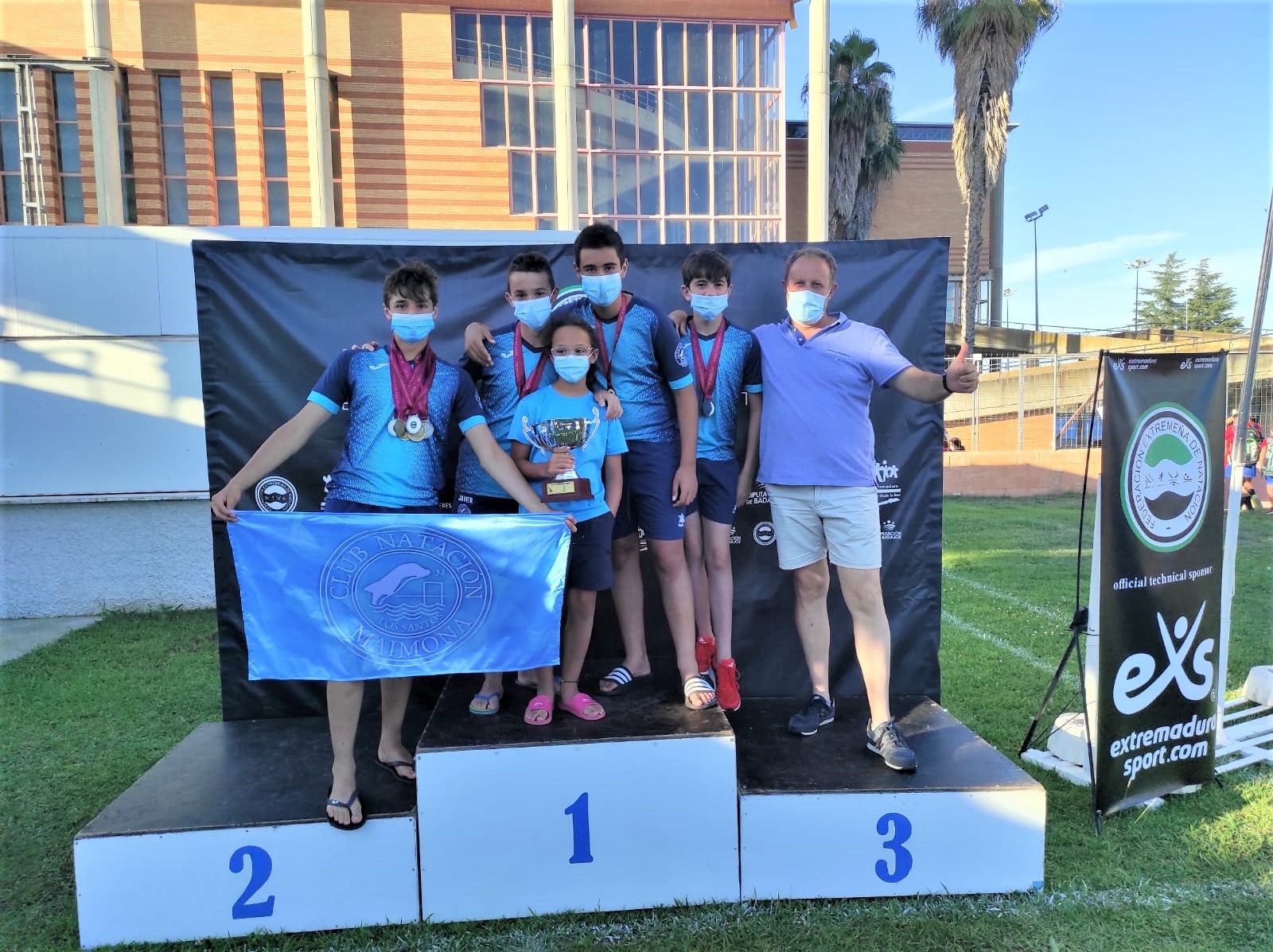 Orgullosos posan en el podium con su trofeo los integrantes del CN Maimona