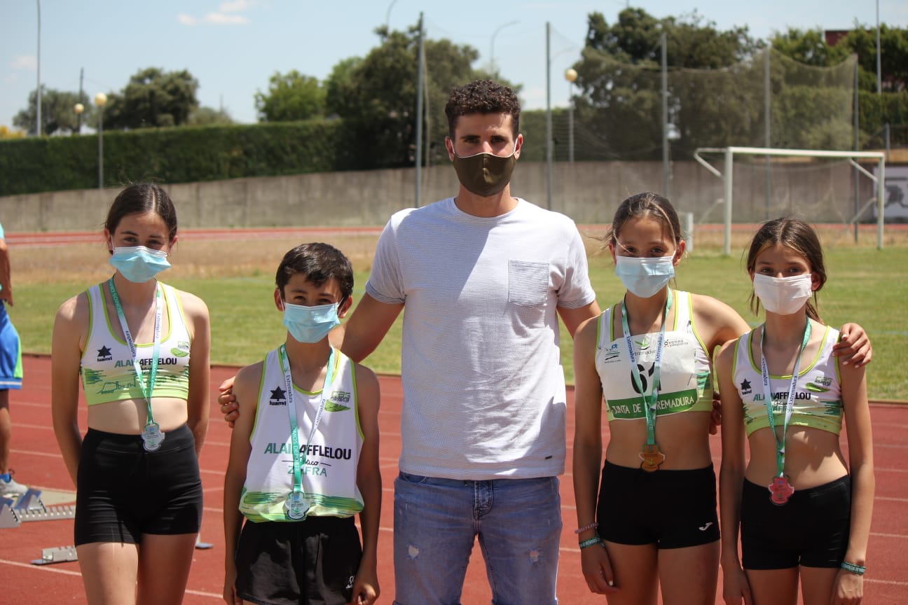 Sergio García, monitor del grupo competitivo junto con los pequeños campeones