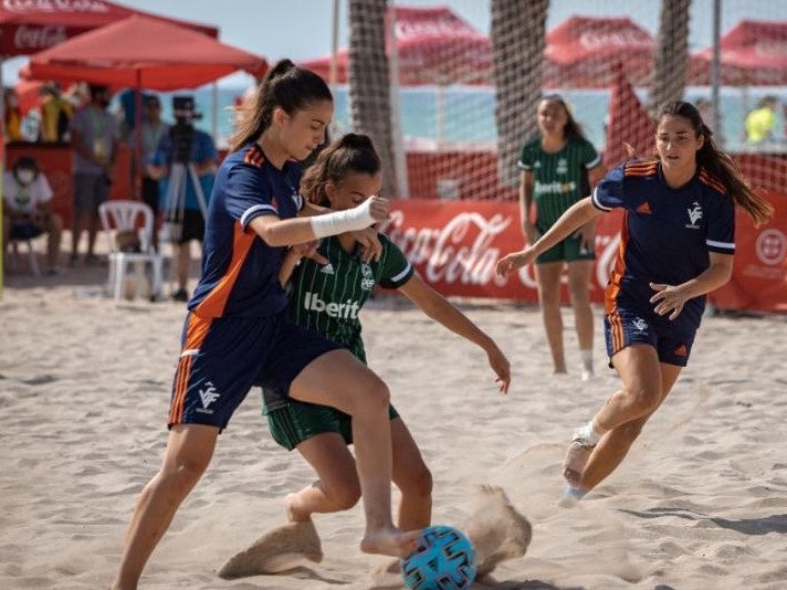 Belén pugna por un balón dividido frente a una futbolista de Valencia.FOTO CEDIDA