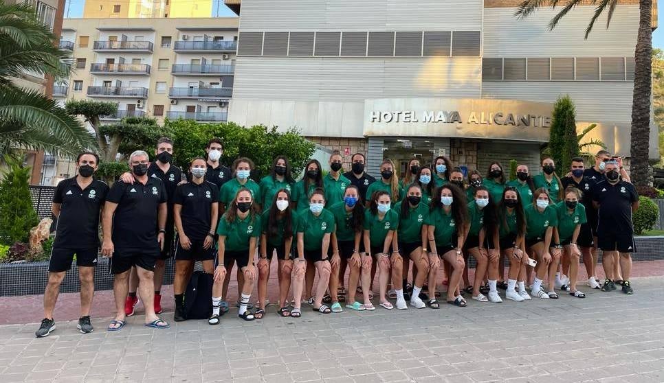 Foto de familia de toda la expedición extremeña en Alicante, selecciones sub 19 y absoluta femenina.