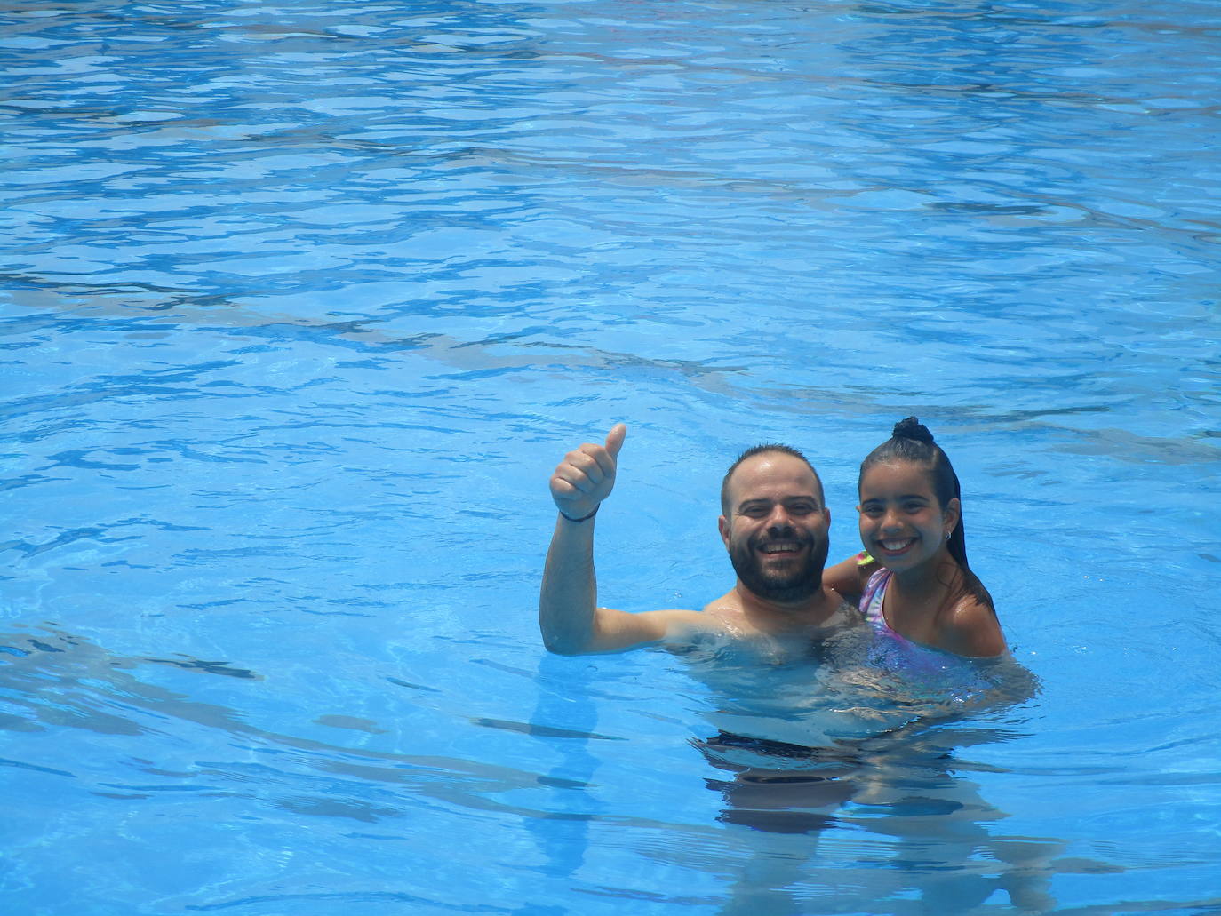 En medio de la piscina 