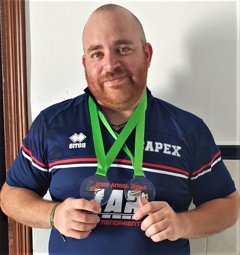 ABEL RANDO POSA ORGULLOSO CON SUS DOS ÚLTIMAS MEDALLAS 