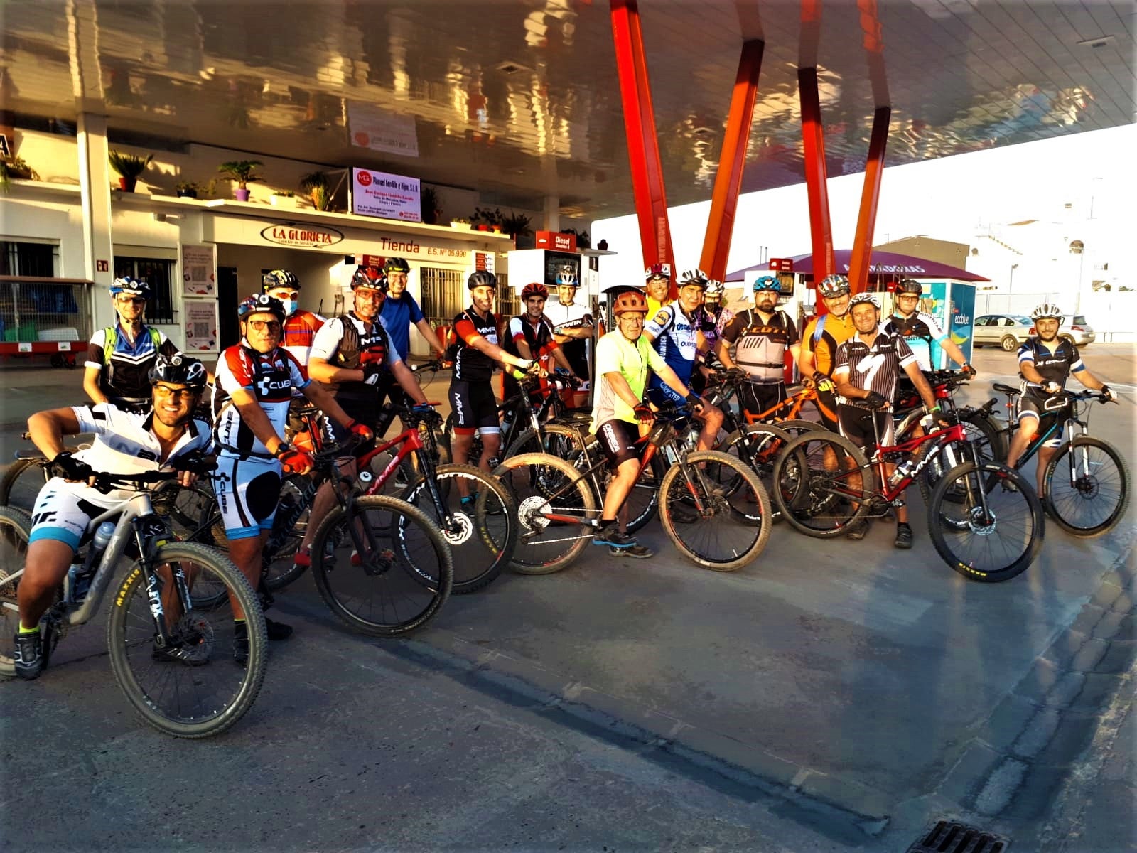 Salida del grupo desde la Gasolinera La Glorieta