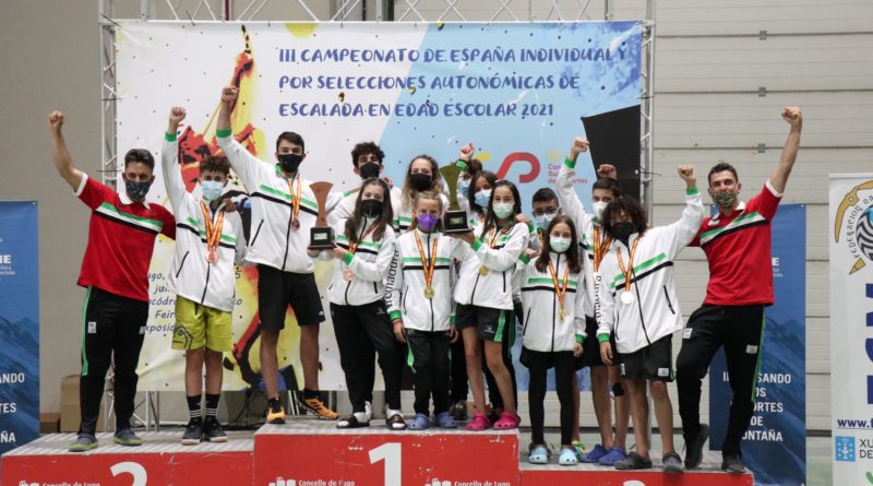 Los extremeños muy felices en el podium con sus medallas y trofeos