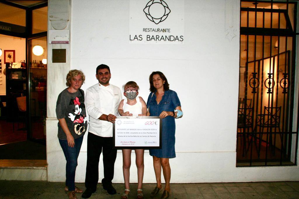 Entrega de lo conseguido en la Cena Solidaria 