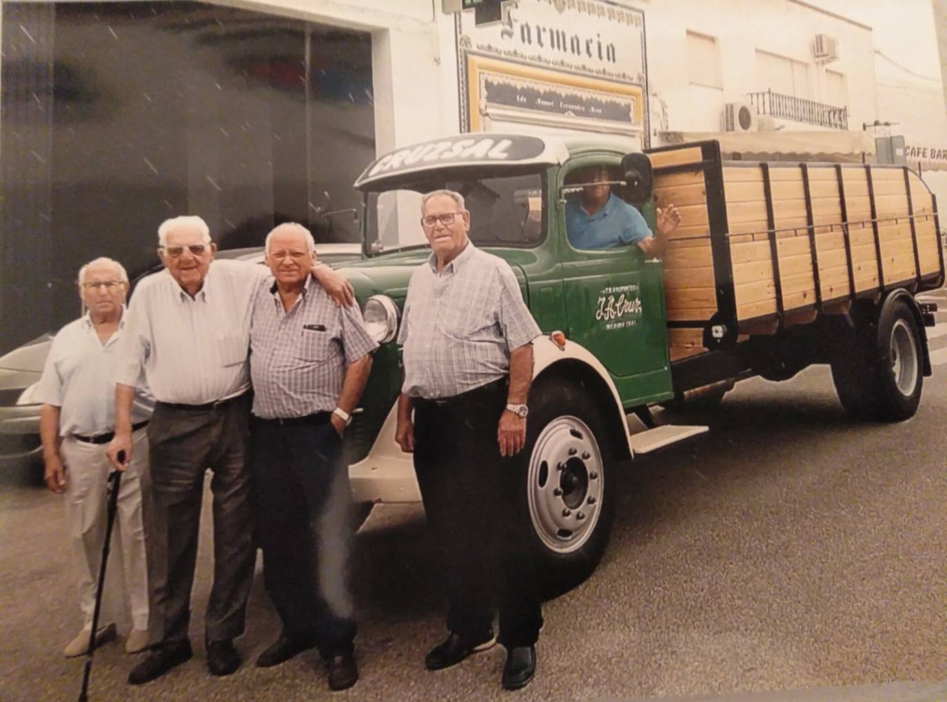 Amigos camioneros junto a un viejo camión restaurado. 
