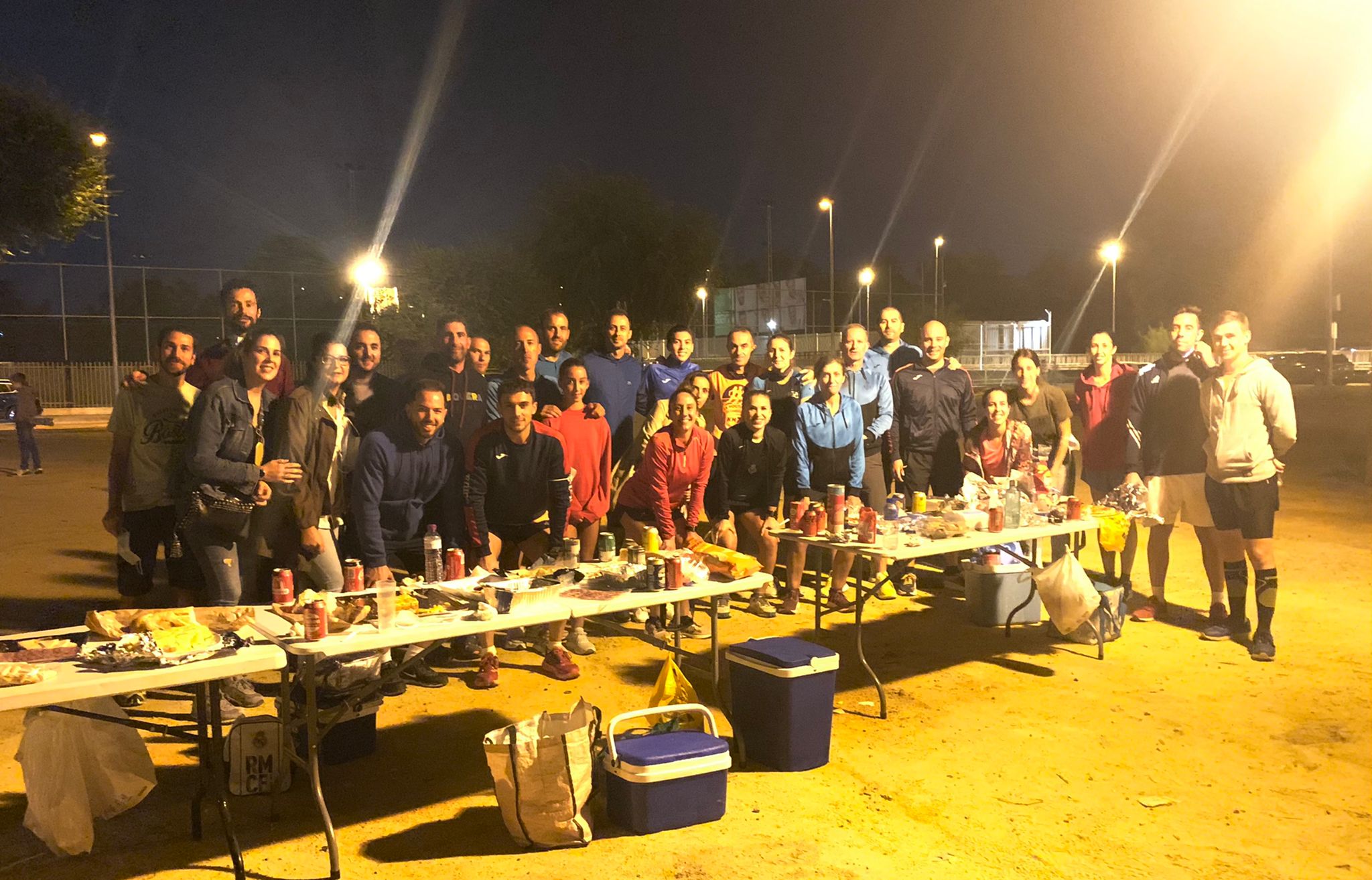 Al finalizar la carrera comida de hermandad al aire libre en pleno ferial sevillano