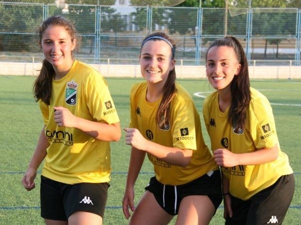 Lucia, Lola y Belén son a día de hoy el referente local de muchas chicas que quieren jugar al fútbol. Ellas lo siguen disfrutando