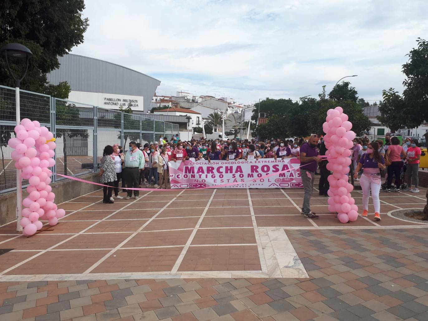 Participantes durante la 'marcha rosa solidaria' 
