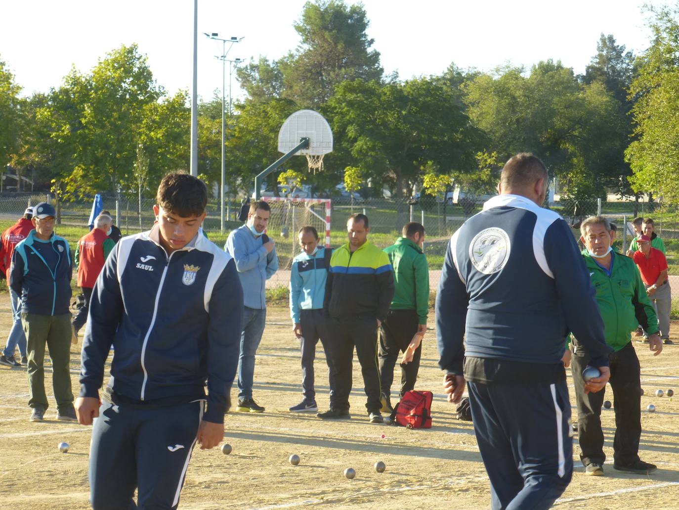 Las pistas anexas del cmapo de fútbol de tierra albergaron un buen número de partidas