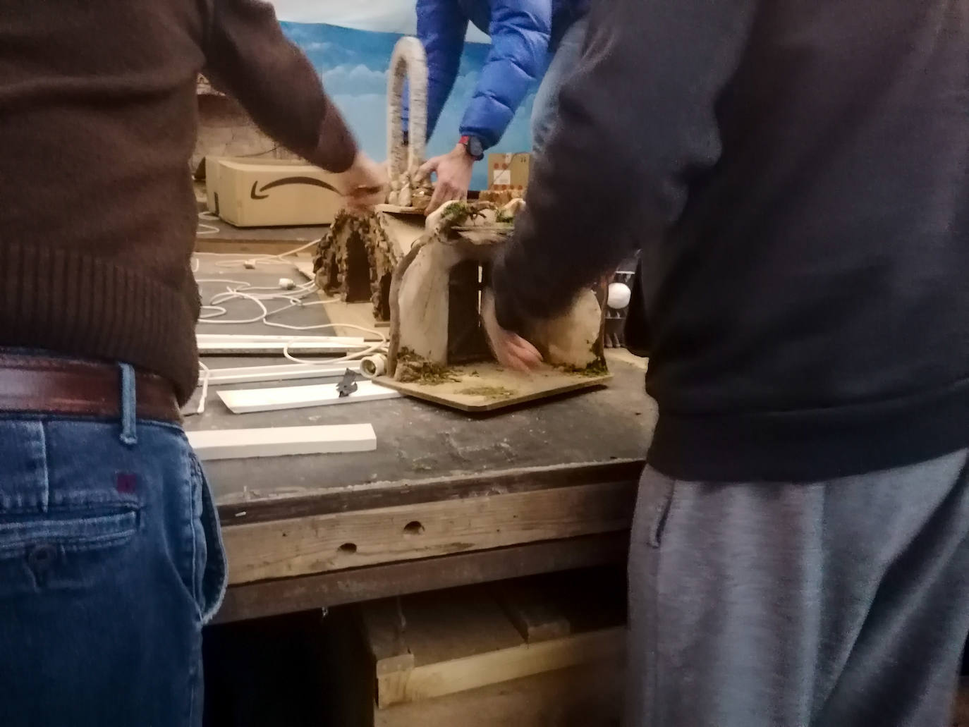 belenistas montando el belén de la parroquia 