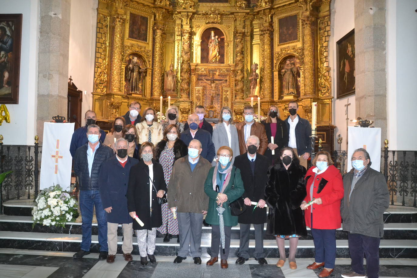 Foto de familia de quienes, hace 50 y 25 años, celebraron sus bodas en la Parroquia 