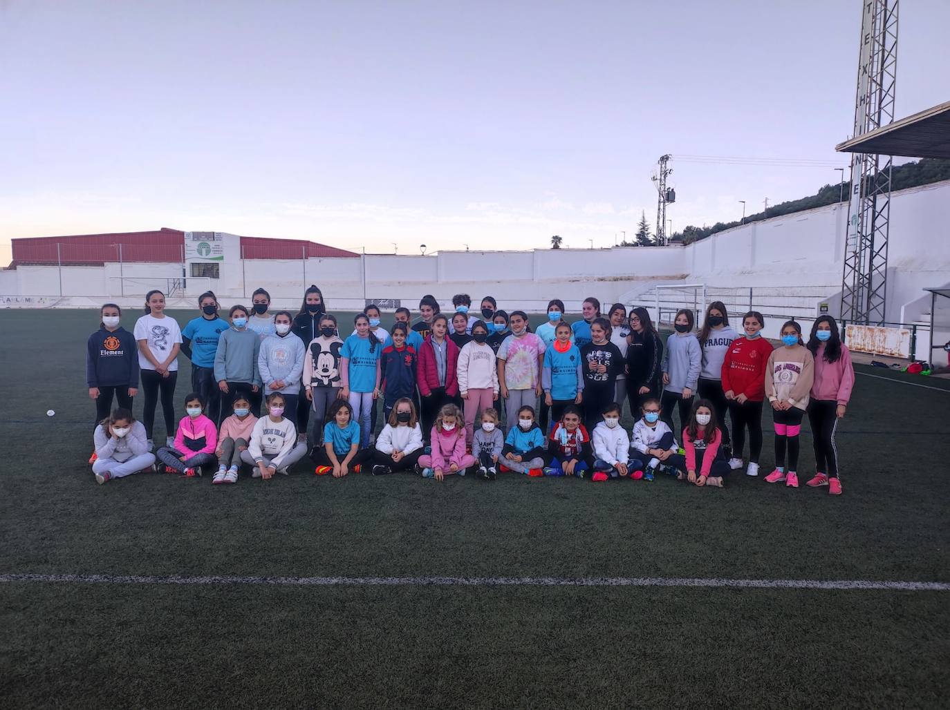 Foto de familia del equipo femenino de fútbol 