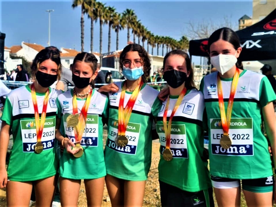 Paula (primera por la derecha) con su medalla de oro en 5km marcha feminino sub16