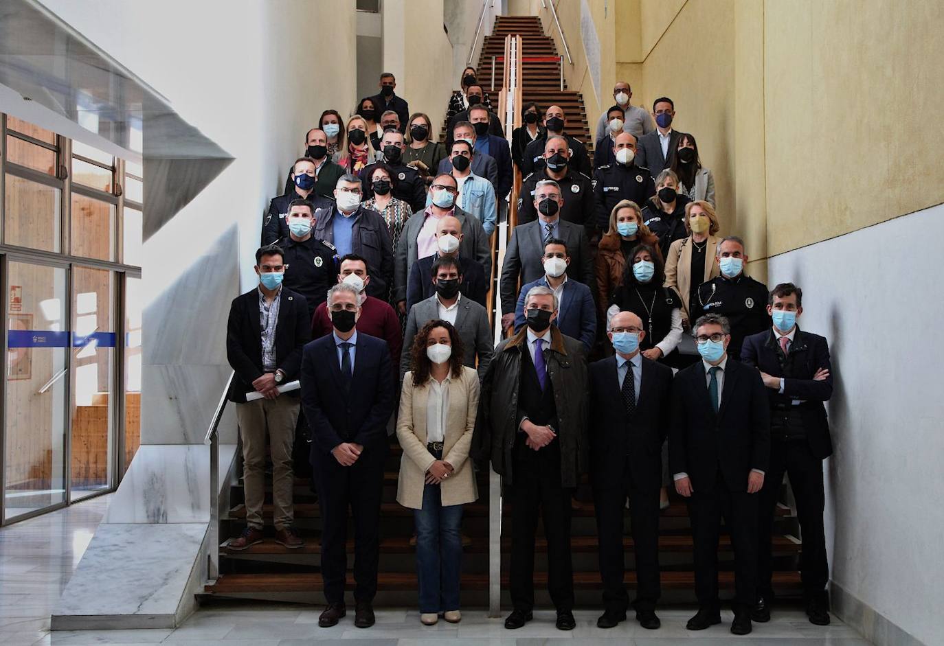 Foto de familia tras la entrega de los radares 
