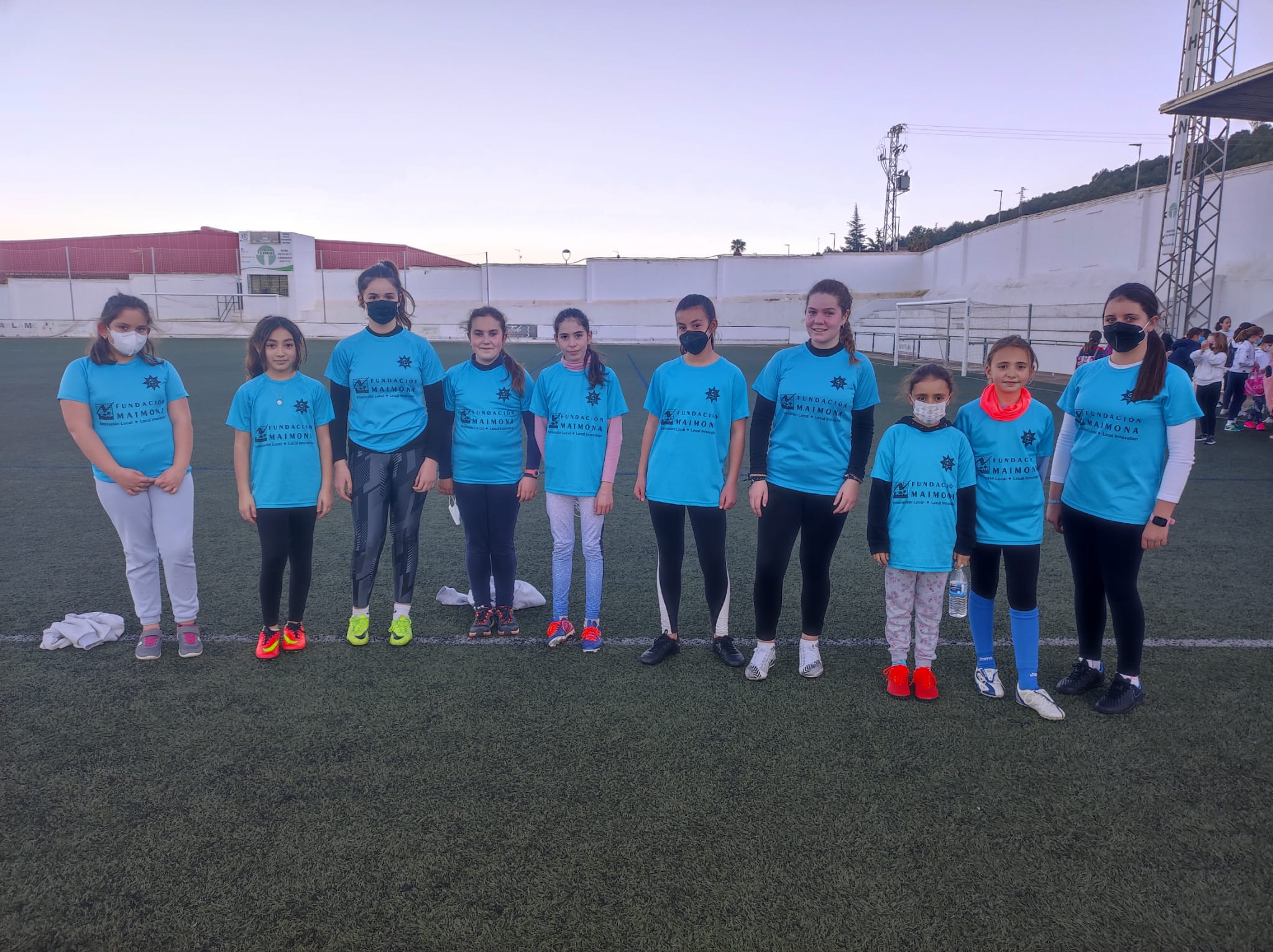 Varias de las componentes del equipo posan con la camiseta del equipo femenino 
