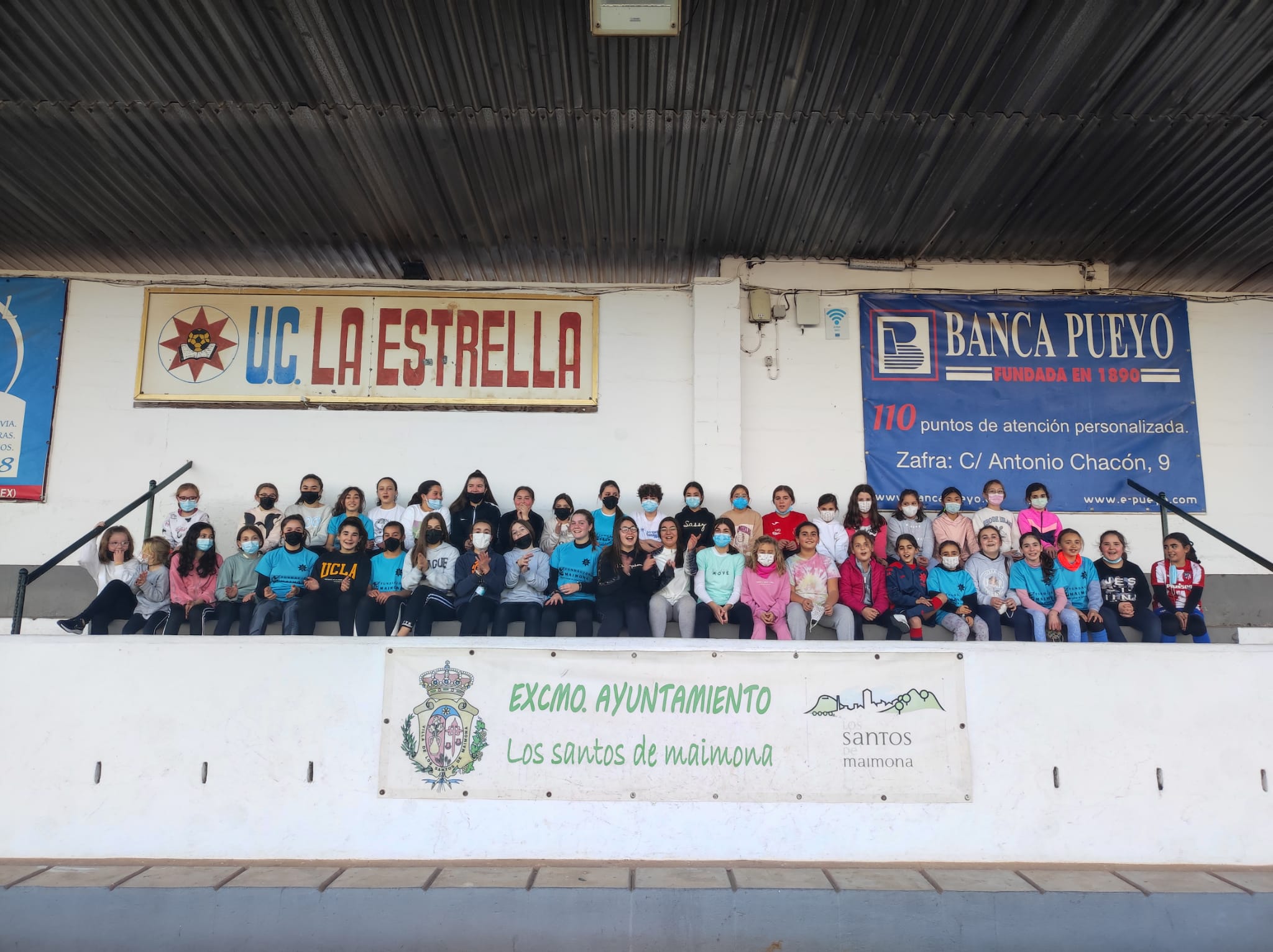 Un jueves cualquiera, más de 40 chicas de direrentes edades entrenan en el Cipriano Tinoco