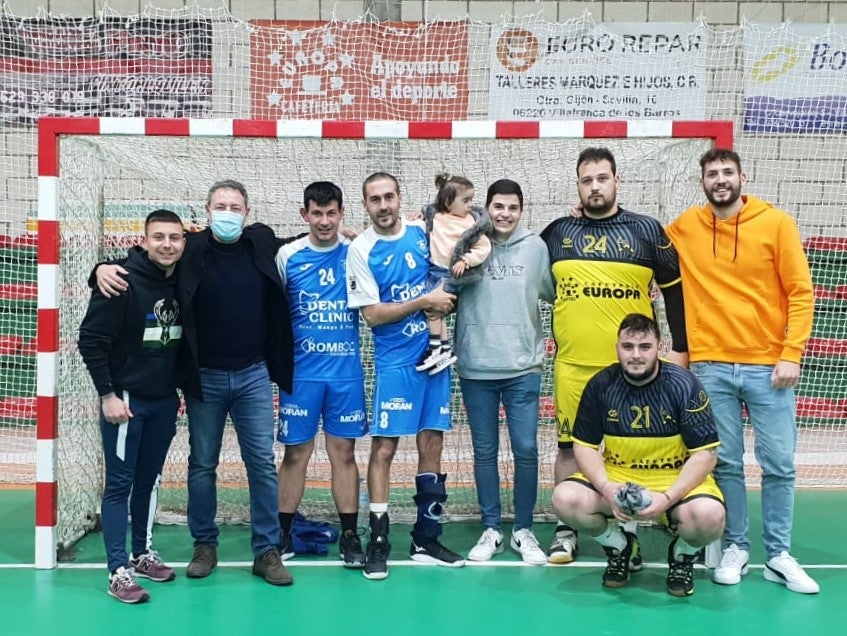 Familiares, amigos y excompañeros estuvieron presentes en el partido y disfrutaron con los campeones