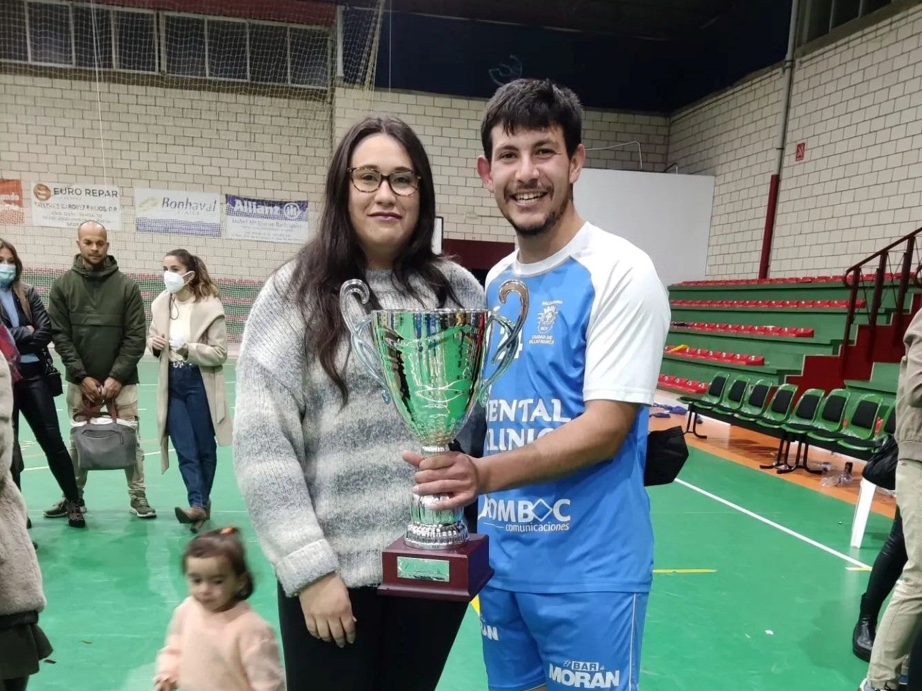 Gonzalo muy contento comparte la victoria con su pareja