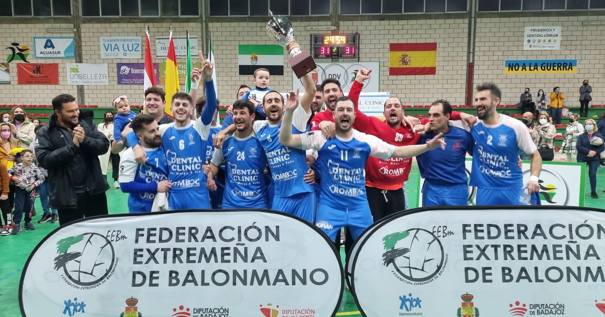 Borja junto a Gonzalo con la copa de campeones
