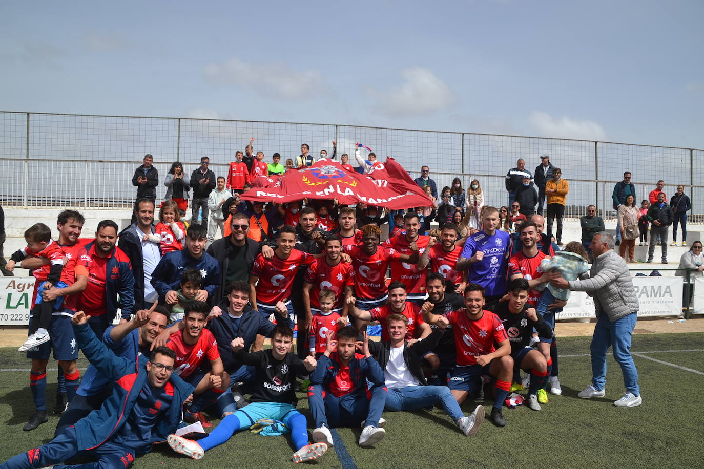 Jugadores y aficionados al final del encuentro 