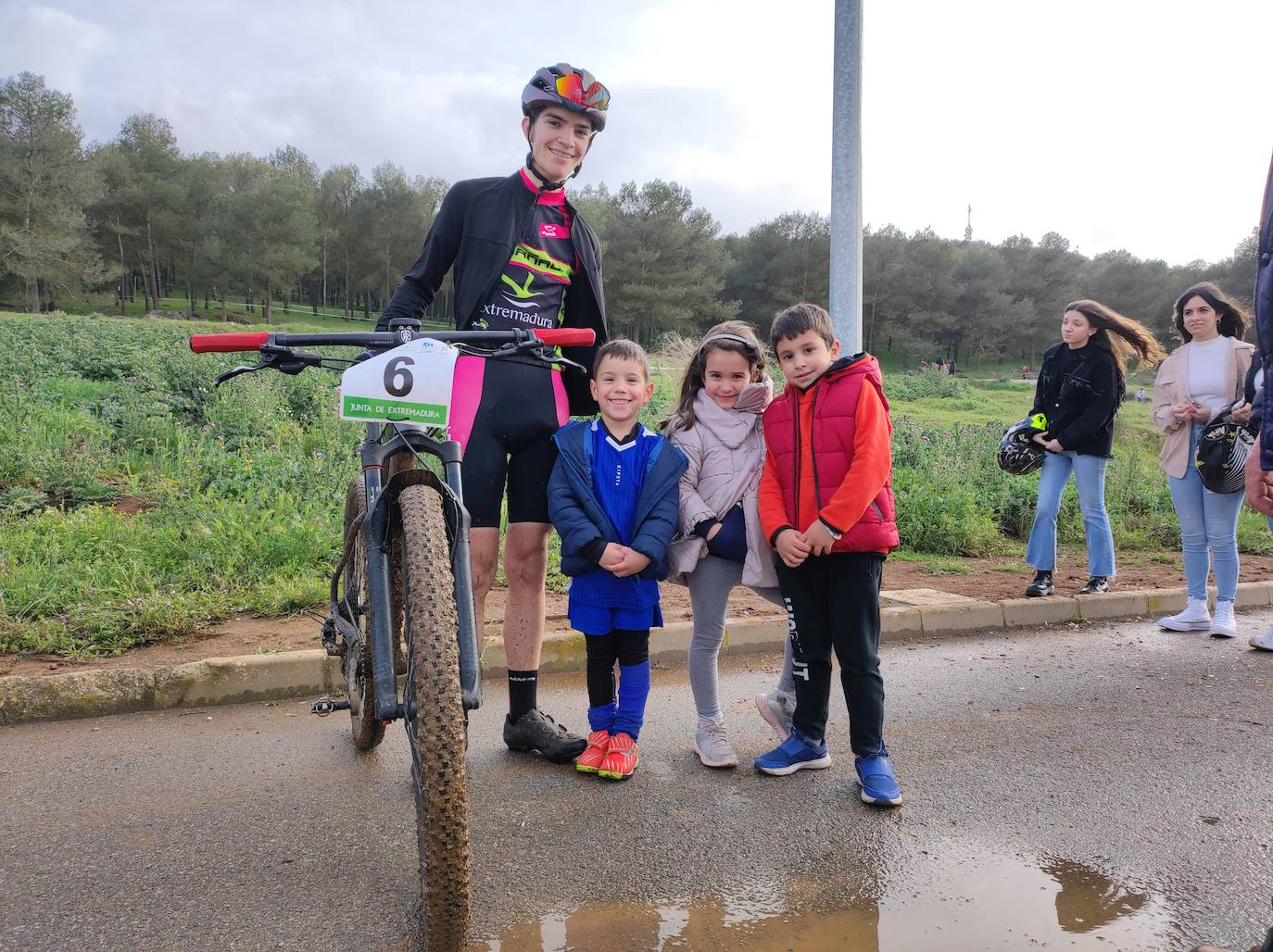 Jóvenes aficioandos disfrutando de las carreras