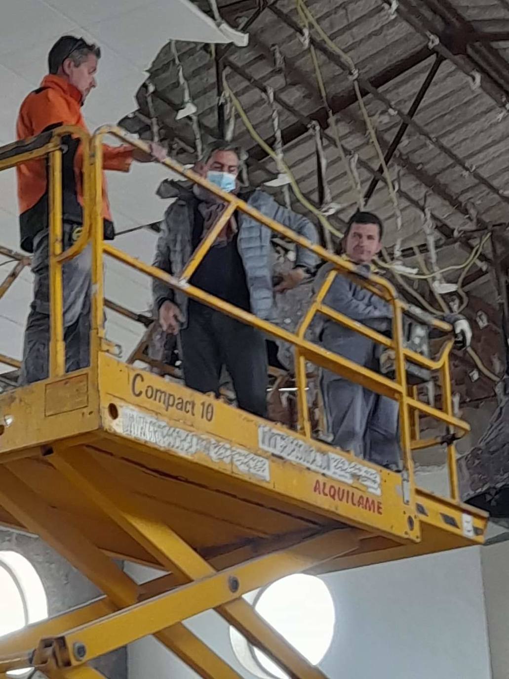 El arquitécto en un andamio supervisando las obras 