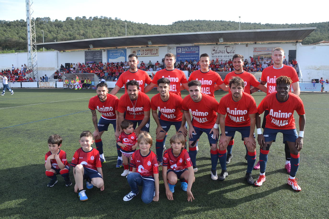 El once inicial de la Estrella y detrás el gran ambiente en las gradas. 