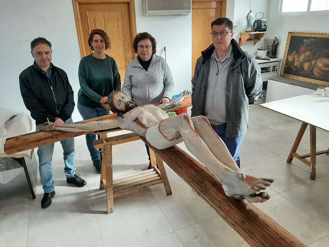 Con las restauradoras. Visisa al taller de restauración en Cáceres 