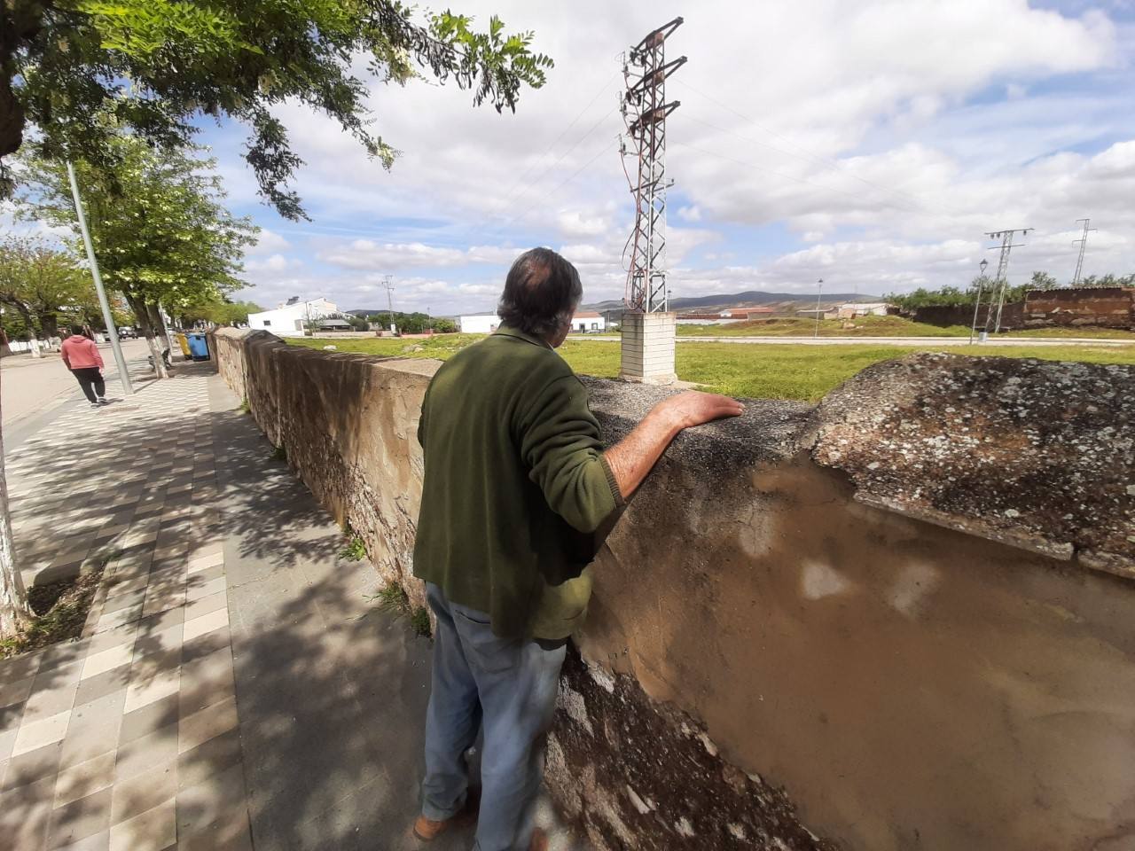 Este vecino mira detrás de la tapia del camino de la Virgen 