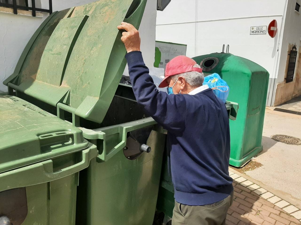 El nene no deja de mirar en los contenedores por si alguien la dejara allí 