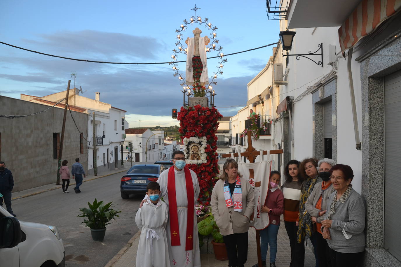 Algunas de las vecinas que han vestido la cruz 