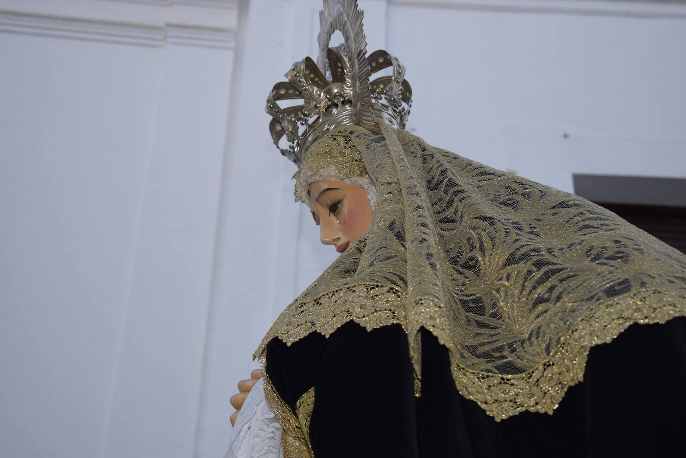 Imagen de la Virgen en procesión 
