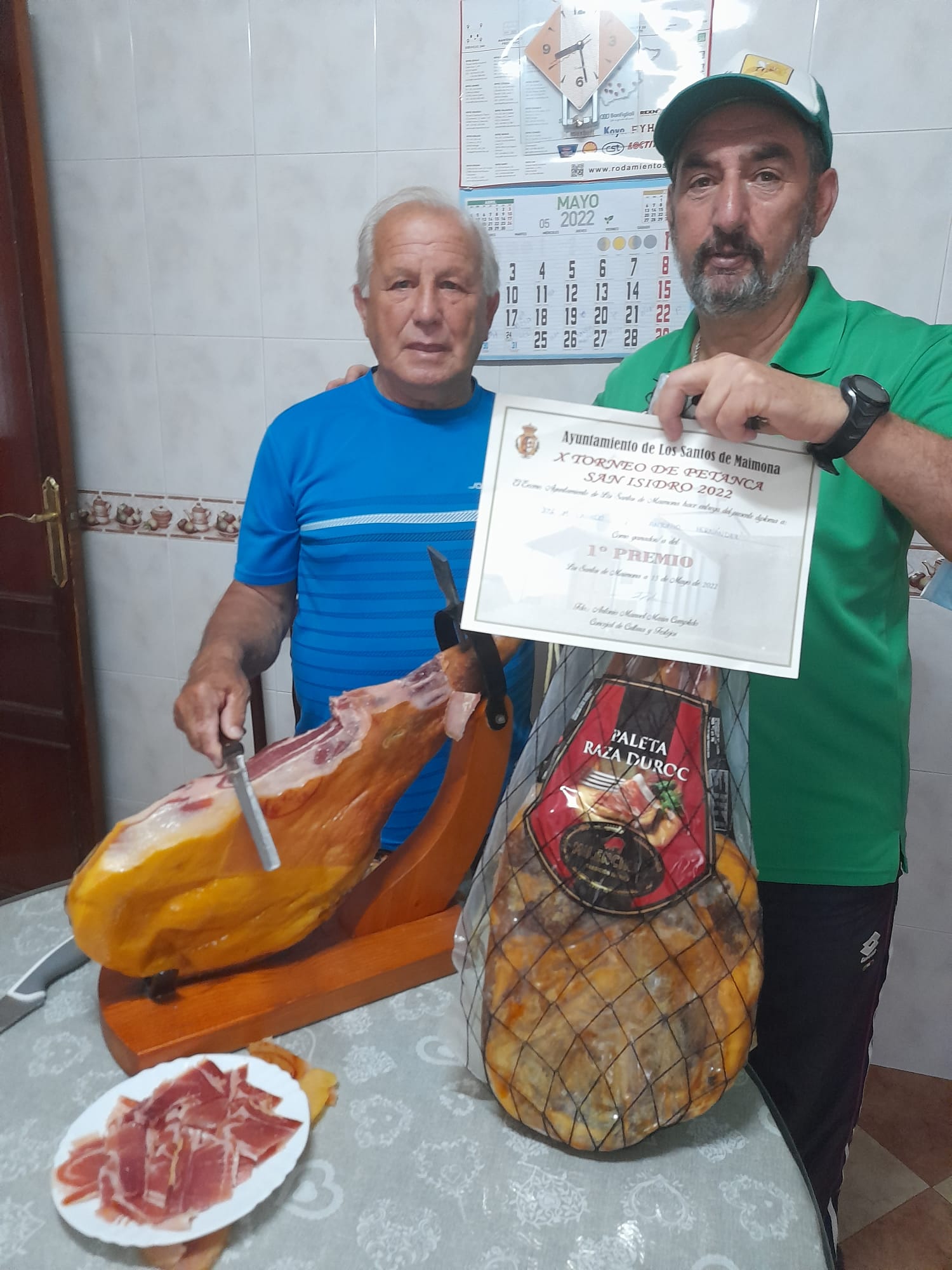 Los ganadores degustando su trofeo