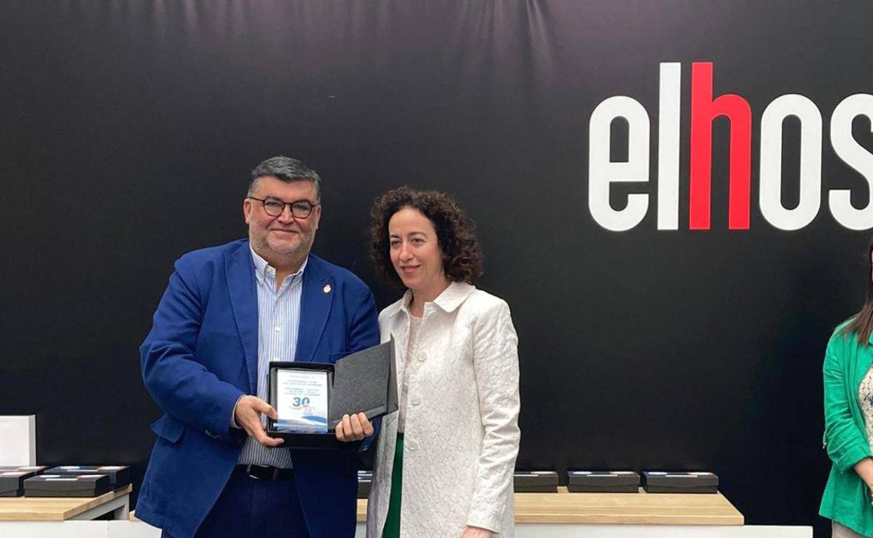El alcalde de Los Santos recogiendo el galanón de Cocemfe Badajoz por la implicación de este ayuntamiento en promover la inserción laboral de personas con discapacidad 