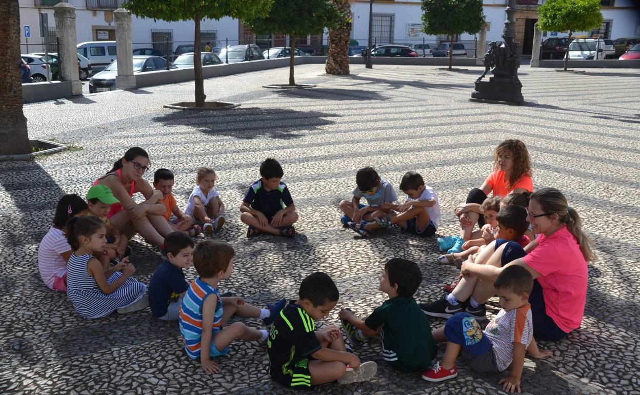 Un grupo de niños en una actividad de verano 