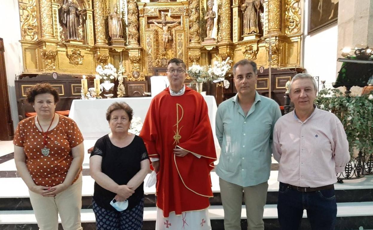 De izqierda a derecha; Briones, Pérez, párroco, Juan Manuel Sousa y Francisco Amador 