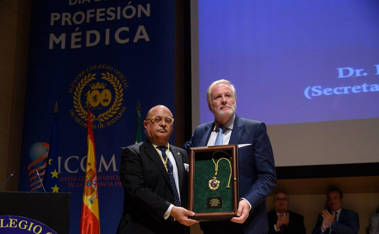 El Presidente del Colegio de Médicos hace entrega de la medalla a Alberto Becerrra 