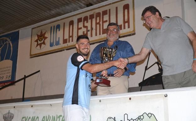 Entrega del Trofeo al capitán del Trujillo 