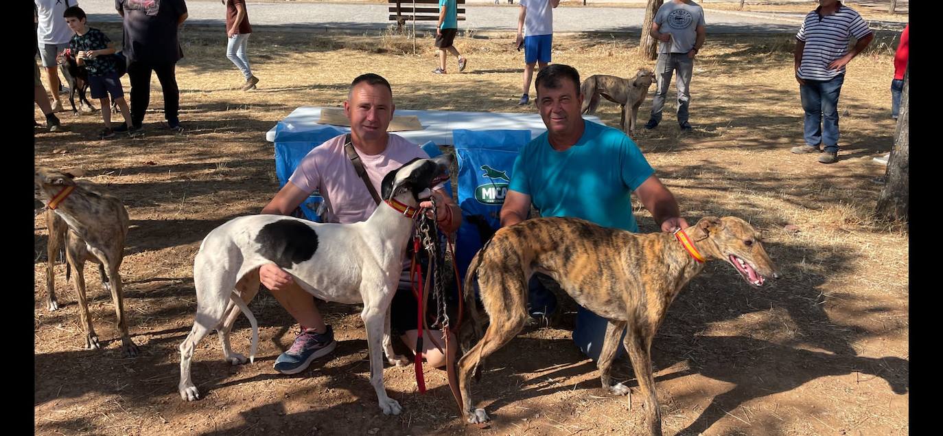 Fernando Sánchez con sus perras Laura y Furia 
