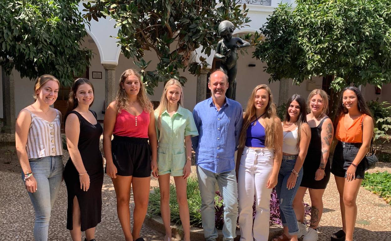 El concejal con las nueve aspirantes a Reina de la Vendimia 2022 