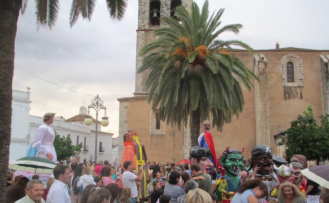 Un desfile de gigantes y cabezudos 