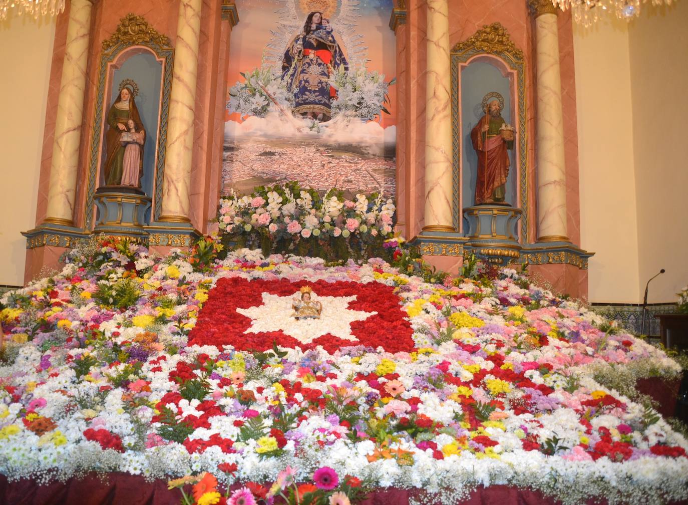 Un nuevo manto de flores a los pies de la Virgen 