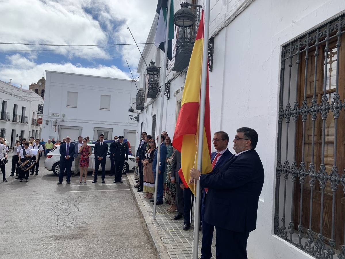 Izado de banderas a las puertas del consistorio 