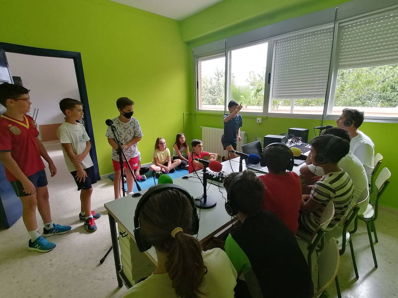 Alumnos del Romero Mñoz haciendo uso de sus instalaciones de radio 